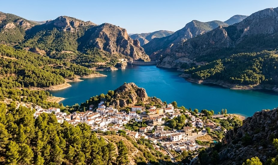 Impresionante vista del Pantano de Quéntar y las montañas en Granada